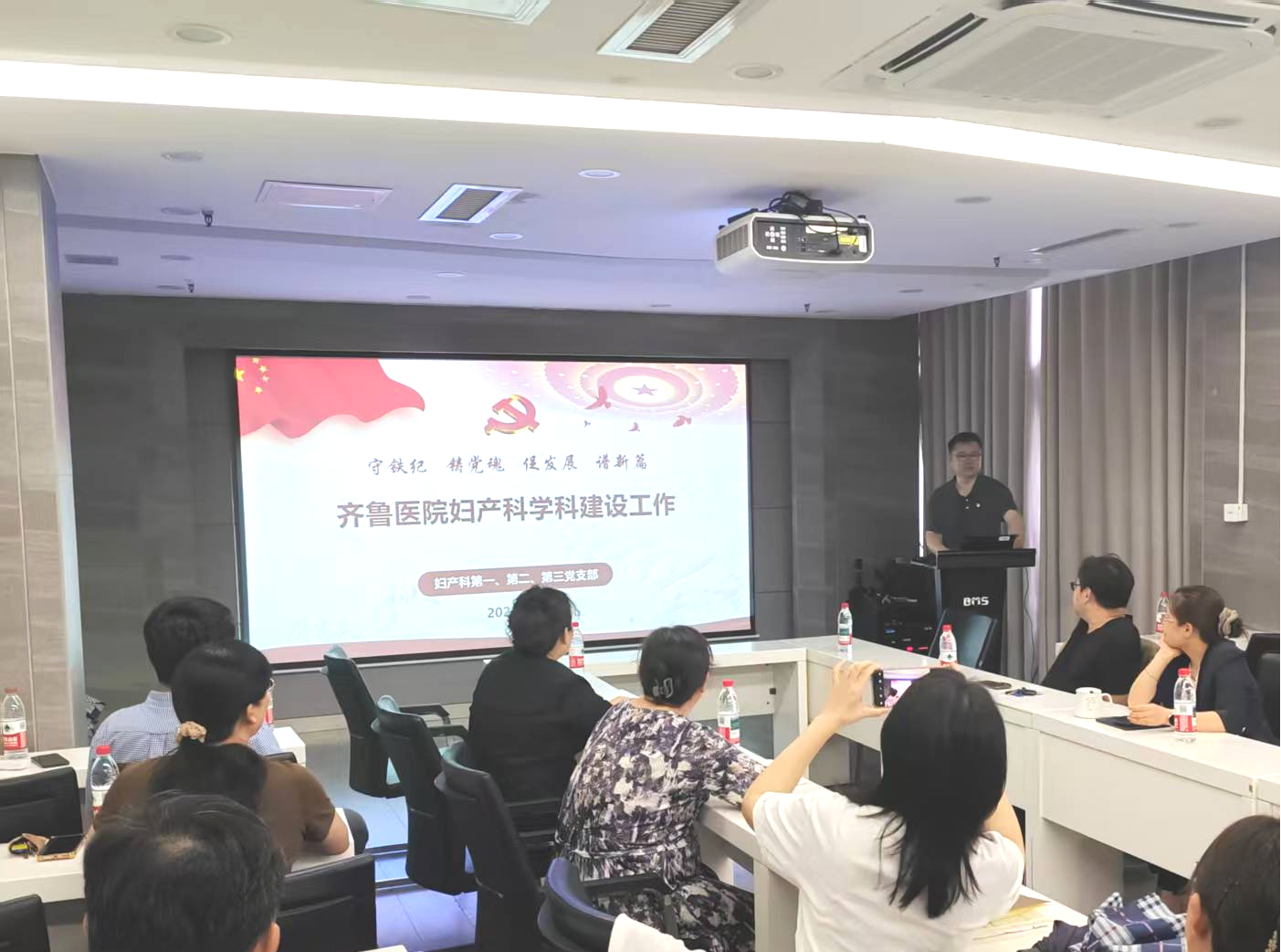 350VIP浦京集团党支部联合齐鲁医院妇产科党支部举办“党旗领航，医路同行”主题党日活动